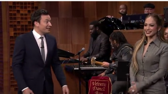  Entretenimiento El gracioso reto de baile entre la cantante Jennifer López y el comediante Jimmy Fallon