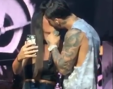 Maluma besó apasionadamente a una fan durante un recital en Miami