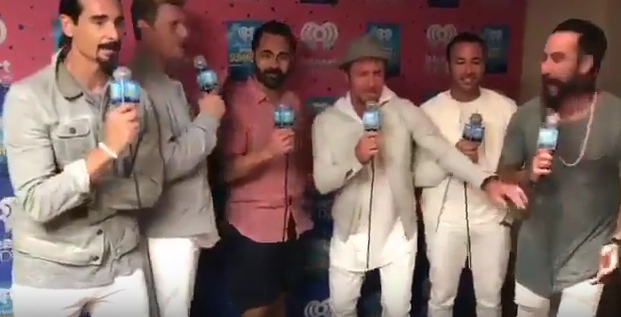 Los Backstreet Boys intentan cantar Despacito