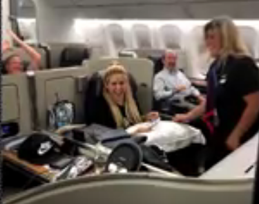 Azafata le baila el Waka Waka a Shakira en su vuelo hacía Argentina 