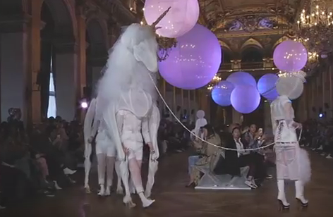 Excéntrico desfile de Thom Browne en Paris Woman SS 2018